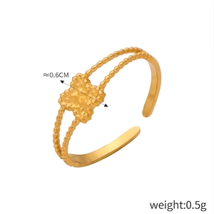 Dettaglio dell'anello regolabile placcato oro con doppia catena di perline e ciondolo
