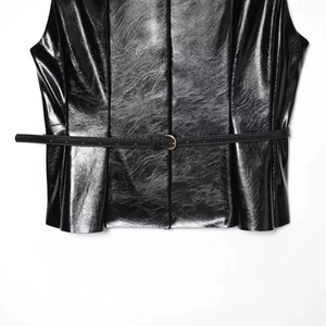 Top alla moda in similpelle nera con cintura sottile coordinata e fibbia metallica