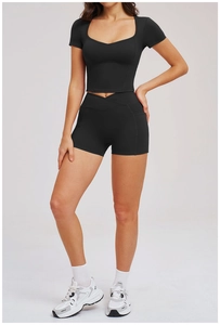Détail de l'ensemble de sport noir avec short taille croisée et crop top à col en U