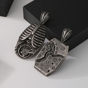 Nahaufnahme von Retro-Steampunk-Anhängern mit mechanischen Rippen- und Zahndetails