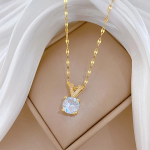 Collier élégant en titane doré avec pendentif en V et zircon sur fond en soie blanche