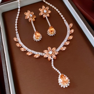Dettaglio set gioielli vintage con zircone arancione in scatola regalo marrone
