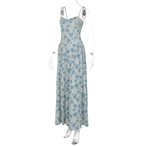 Détail de la robe longue fleurie à fines bretelles avec bustier et imprimé bleu vintage