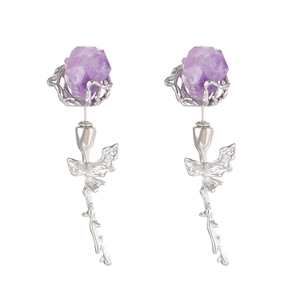 Detail von silbernen Pflanzenstiel-Ohrringen mit lila Amethyst-Rohsteinen auf Weiß