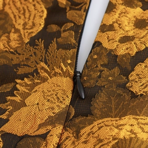 Elegante goudbruine jacquardjurk met bloemmotieven en een verborgen rits op de rug
