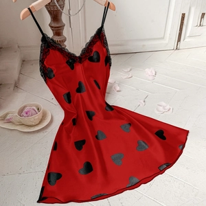 Nuisette sexy en soie glacée rouge avec imprimé cœur noir et bordure en dentelle