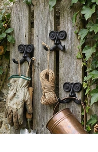 Detalle de ganchos de hierro vintage con forma de bigote en valla de madera rústica
