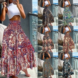 Details van zeven bloemenprints en de elastische taille van de boho maxi-rok