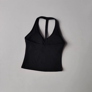 Détail d'une brassière de sport noire avec dos en Y, col en V et tissu yoga élastique