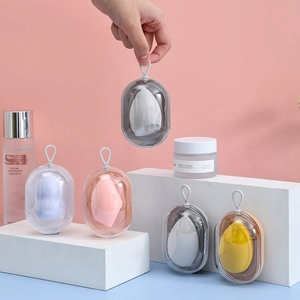 Details bunter Make-up-Schwämme in transparenten Kapselhüllen mit Silikon-Hängeschlaufen
