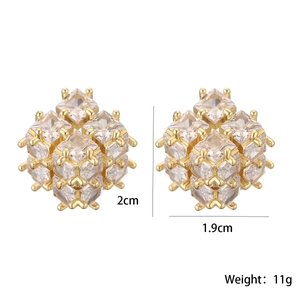 Détail de boucles d'oreilles cube dorées avec zircons montrant 2cm de taille et 11g