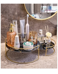 Detalle del organizador de baño dorado de 2 niveles con bandejas de mármol negro elegante