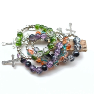 Braccialetti fatti a mano in perle di vetro crackle con ciondoli a croce vivaci