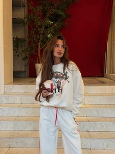 Détail du survêtement en coton blanc avec illustration Circus et rayures rouges sur pantalon