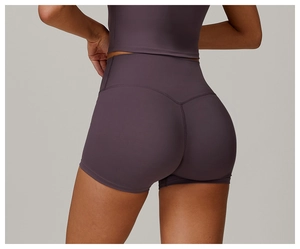 Dettaglio dei pantaloncini da yoga prugna a vita alta con cuciture a V sul retro elastici