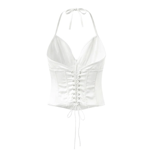 Détail du haut bustier en satin blanc montrant le laçage croisé dans le dos