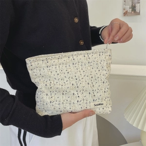 Detailansicht der Leinwand-Kosmetiktasche mit blauer Blumen-Spitzenstickerei