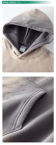 Detailweergave van de gewassen distressed textuur en rafelranden op de hoodie