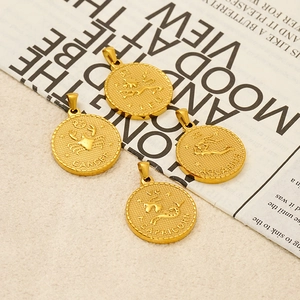 Nahaufnahme der 18K goldene Sternzeichen-Anhänger mit Leo und Krebs Prägung