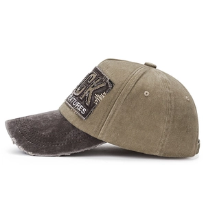 Casquette rétro en kaki et marron foncé avec écusson Rock Feature et détails usés de style vintage