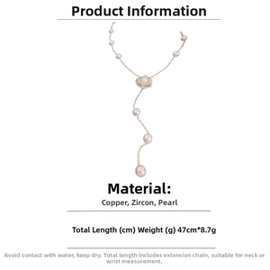 Détail d'un élégant collier pendentif camélia en perles avec zircon et dimensions produit