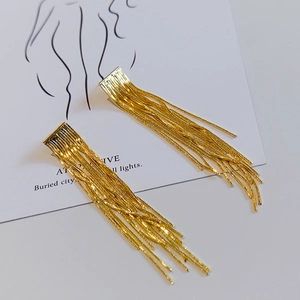 Elegante goldene lange Fransenohrringe mit Schlangenkettendesign für Damen