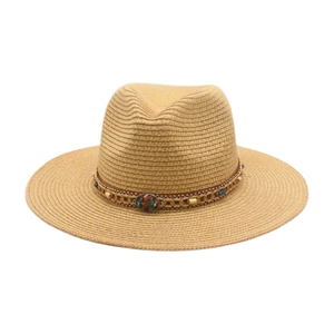 Détails de la texture du chapeau de paille avec bandeau ethnique et perles colorées