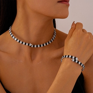 Détail de collier ras-du-cou et bracelet avec zircons marquise noirs et blancs