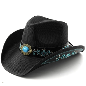 Chapeau de cowboy bohème noir avec broderie florale et pierre turquoise sur fond blanc