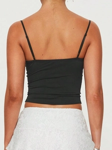 Damen Schlankes schwarzes Cami-Top und weißer Spitzenrock mit floraler Stickerei