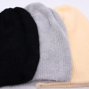 Détails de bonnets en maille en noir, gris et beige avec une texture douce et veloutée