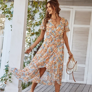 Robe portefeuille fleurie à col en V avec imprimés orange et bleu et ourlet asymétrique