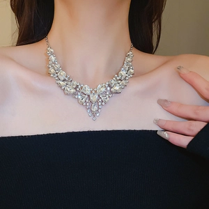 Primo piano di un set di collana con cristalli scintillanti indossato da una modella
