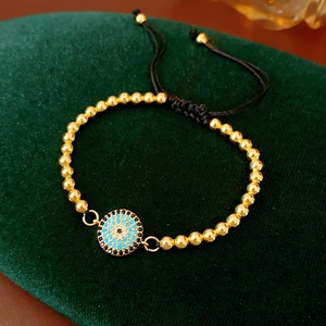 Détail du pendentif œil de protection en zircon sur bracelet noir tressé réglable