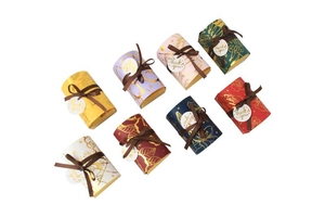 Detailansicht bunter Kissen-Geschenkboxen mit Goldblumendekor und Thank You Anhängern