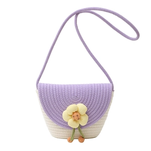 Bolso tipo cubo tejido de paja para niños con flor y correa morada de contraste
