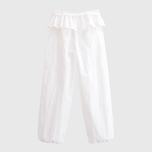Pantalon blanc décontracté à taille volantée et jambes fuselées pour un look minimaliste