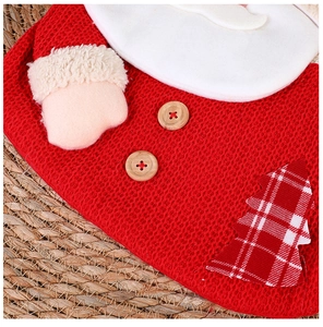 Makroaufnahme von Weihnachtsstrumpf mit Kunstfellbündchen und Holzknopf-Details