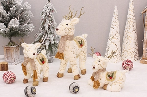 Set di ornamenti in peluche di renna di Natale in tessuto con sciarpa per feste e casa.