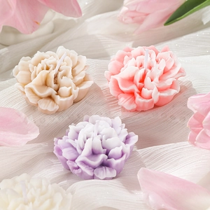Handmade carnation soy wax candles in four colors for Mother's Day and romantic gifts