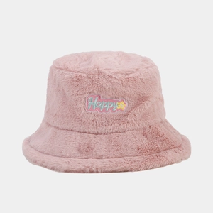 Détail du chapeau bob en fausse fourrure rose avec texte Happy brodé et patch étoile