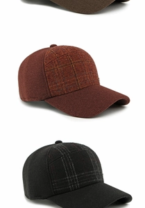 Dettaglio ravvicinato di cappelli da baseball in lana scozzese marrone e grigio
