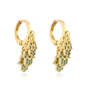 Détail de boucles d'oreilles Main de Fatma plaquées or 18K avec zircons verts sertis
