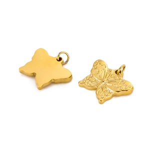 Makro-Detail des goldenen Schmetterlingsanhängers mit Vorderseitenstruktur und glatter Rückseite