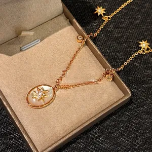 Collier plaqué or 18K avec pendentif nacre ovale et détails d'étoiles en zircon