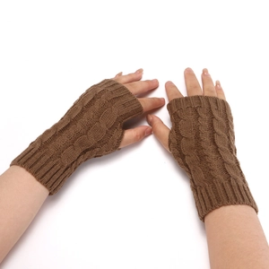 Dettaglio della maglia a trecce su guanti senza dita marroni per il calore invernale