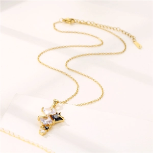 Collana geometrica dorata con cristalli quadrati neri e trasparenti su sfondo bianco