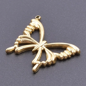 Vue détaillée d'un pendentif papillon évidé avec une finition dorée polie et une bélière