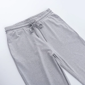Detail der grauen Freizeithose mit verstellbarem Kordelzug und weicher Baumwollmischung