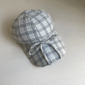 Vue de dessus d'une casquette de baseball à carreaux légère avec détail de nœud